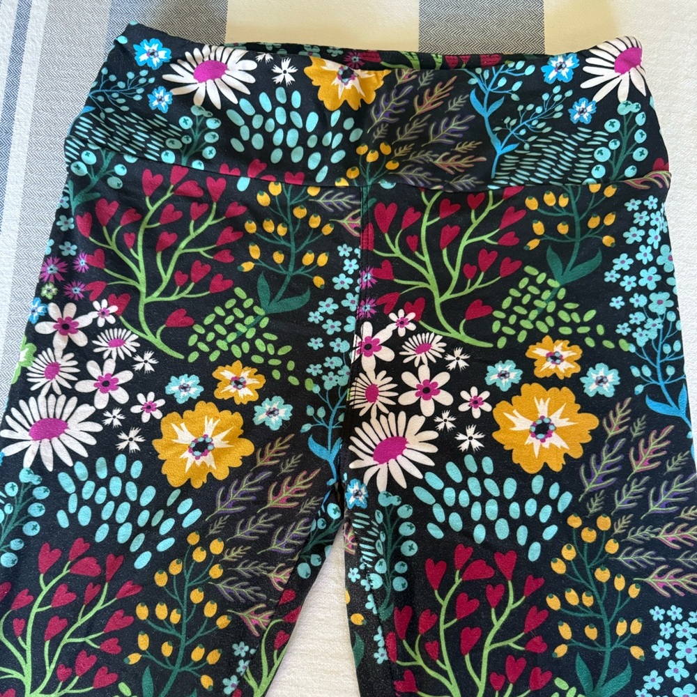 LuLaRoe, Women's Floral Leggings One Size, fits like a S/M.